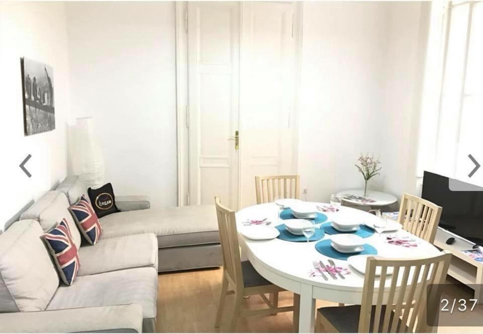 Astoria Metro Apartment Budapest Luaran gambar